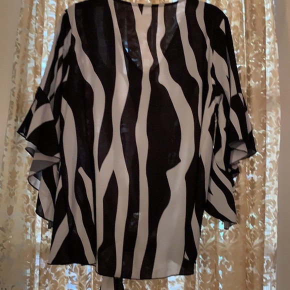 BLACK/WHITE POP OVER TOP WITH SPLIT FLUTTER SLEEVES:SZ L ( no tags) TIE FRONT - Picture 5 of 6
